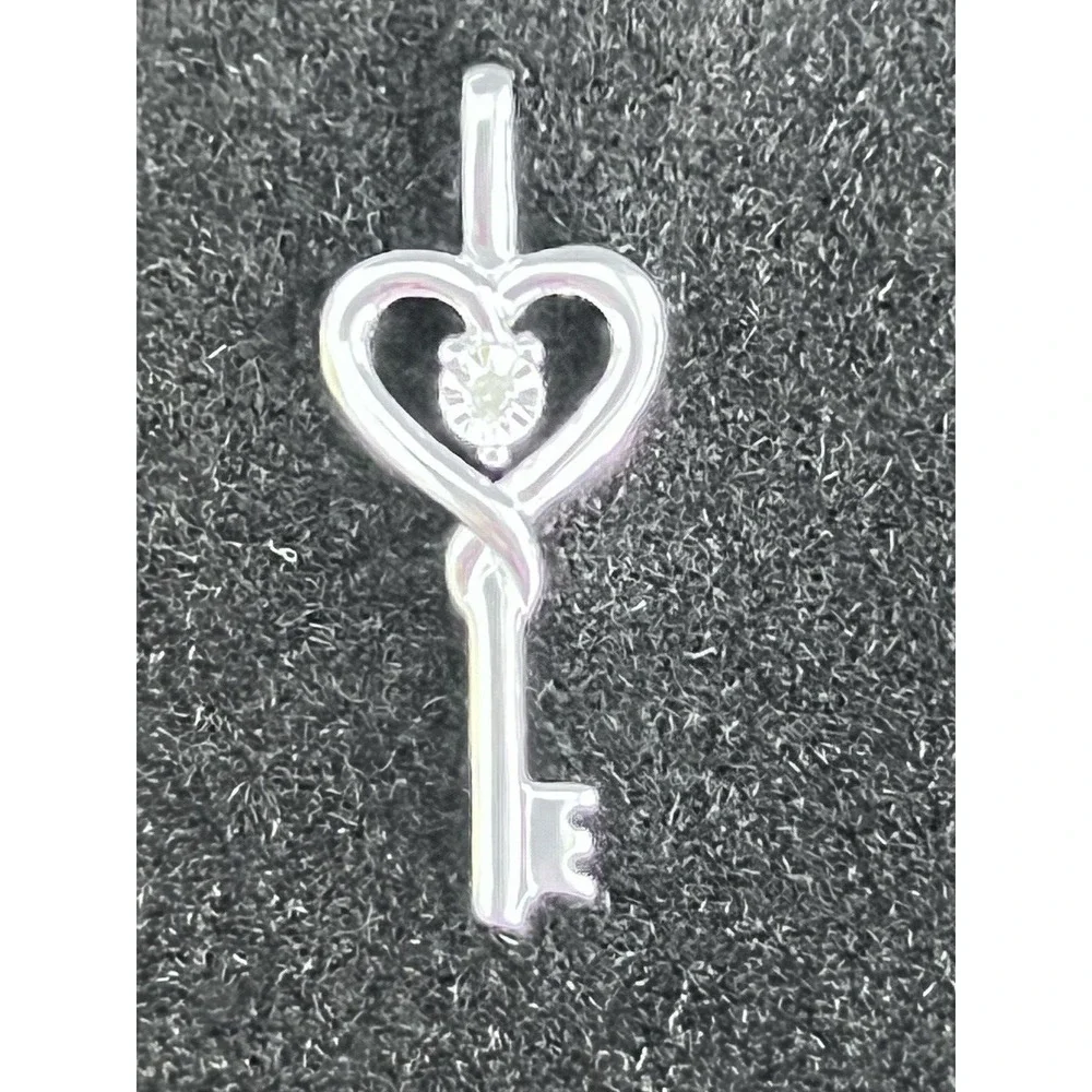 NEW KEY PENDENT WITH NATURAL DIAMOND.‎ 1